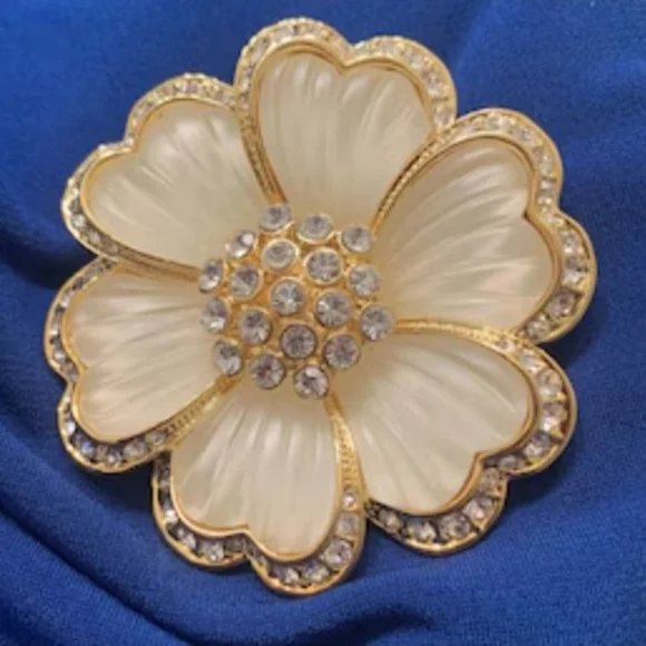 Elegant Cream and Gold Flower Brooch - Picture 1 of 7